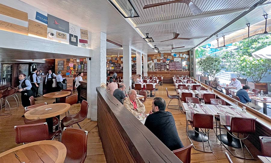 Salón y mesas de restaurante con códigos QR de 800Menu por 800.cl